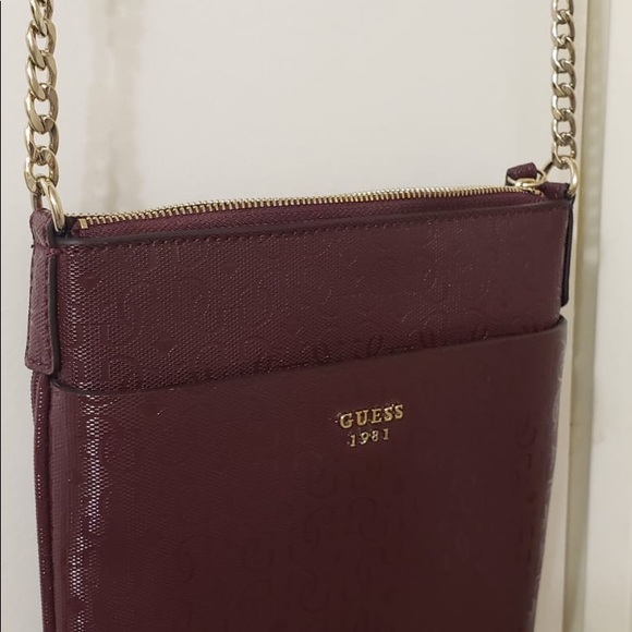 GUESS Maroon Gold Chain Sidebag - Picture 3 of 7